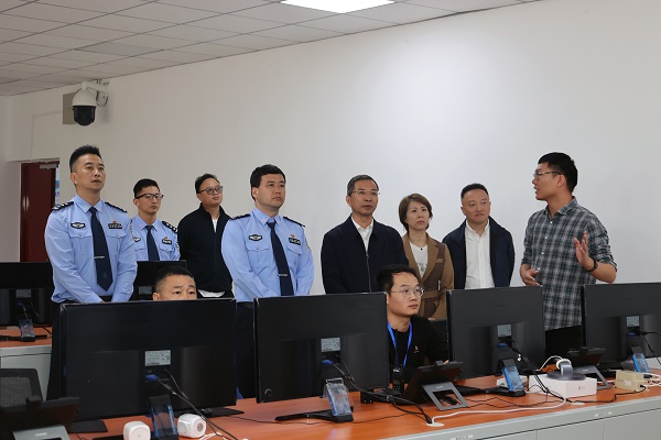 参观调研OB体育技防情况.jpg