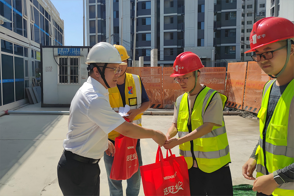 【网站】OB体育集团副总经理张春旭赴项目一线开展高温慰问.png